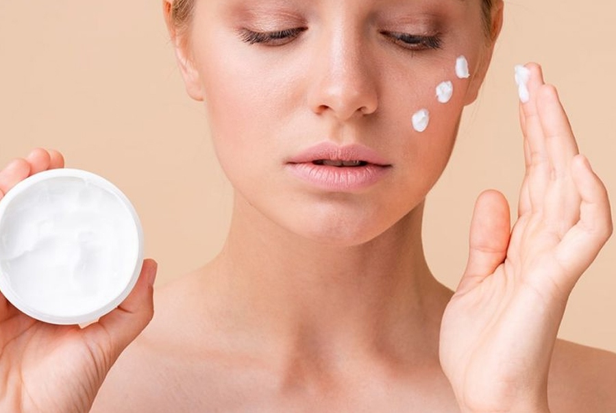 ¿Cómo se aplica correctamente una crema hidratante facial?