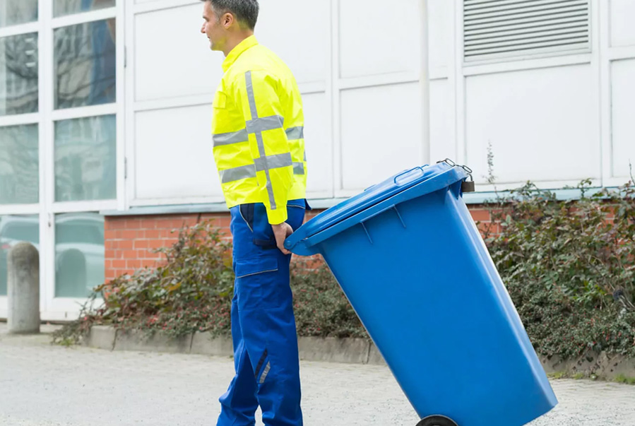 La recogida de cubos de basura un servicio esencial