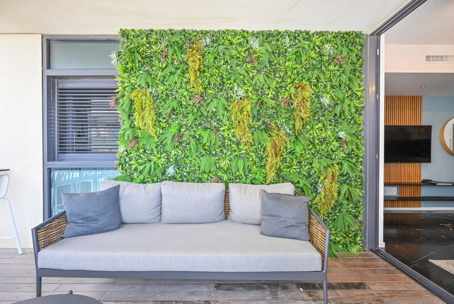 Cómo los jardines verticales artificiales mejoran el confort térmico y acústico