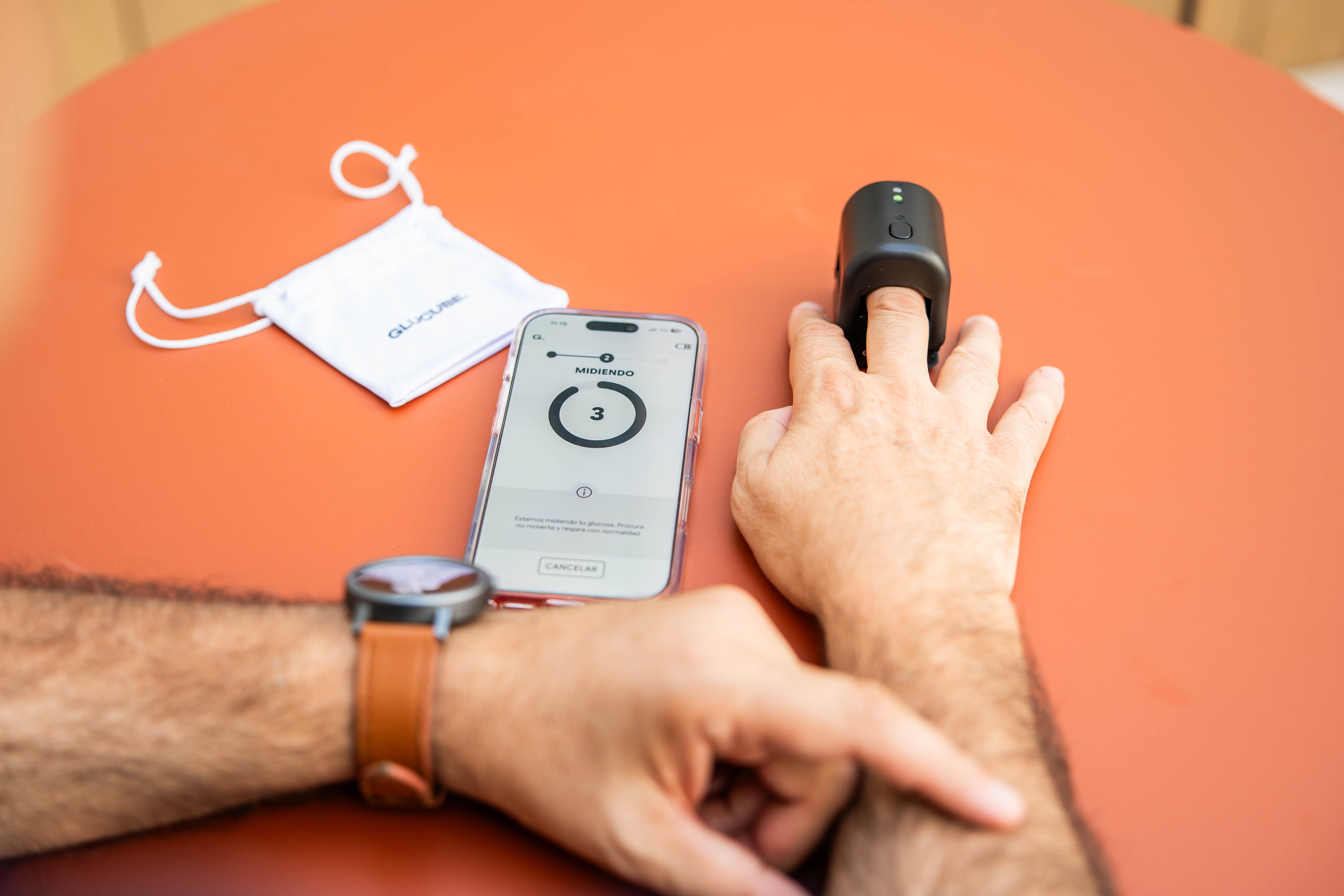 Las personas con diabetes ya pueden medir su glucosa sin pincharse: primer dispositivo con certificado UE